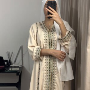 Caftan takchita marocain beige avec perles vertes élégant