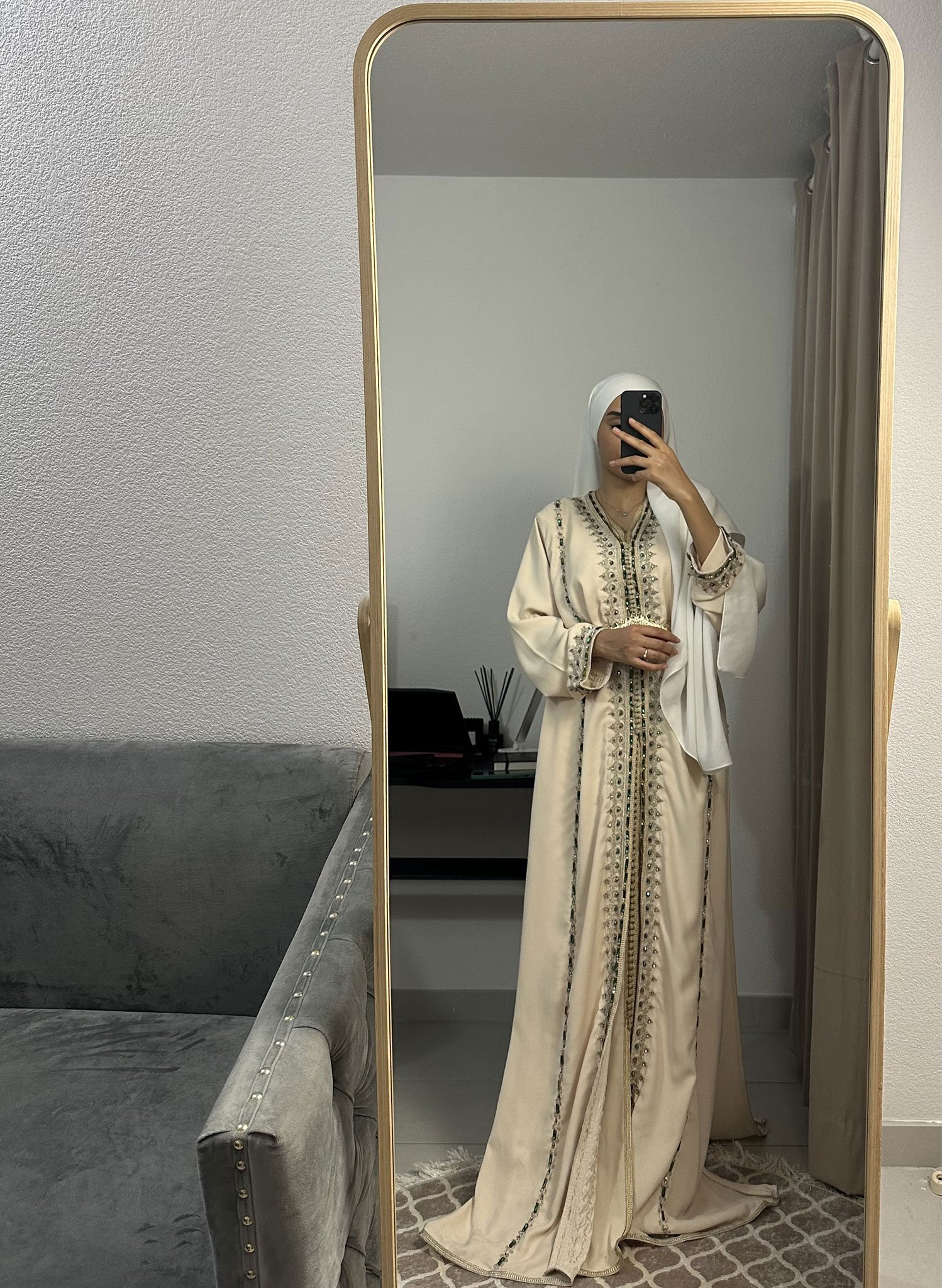 Détail des perles vertes sur caftan takchita marocain beige